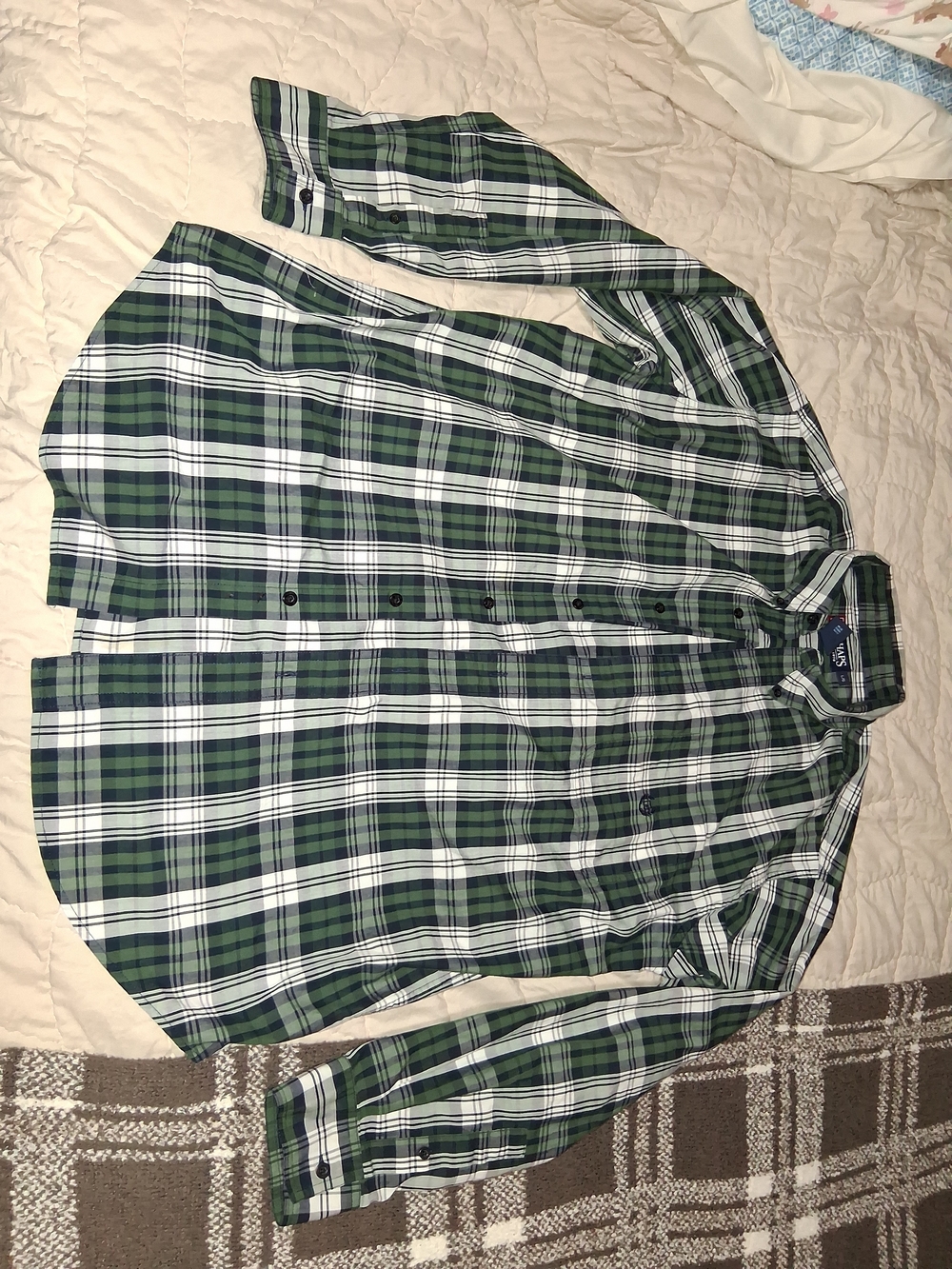 CHAPS Men's Green and White Plaid Button-Up Shirt NEW WITHOUT TAGS. SIZE LARGE